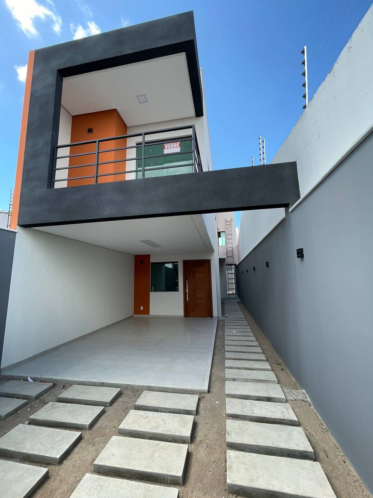 Casa à venda com 3 quartos, 132m² - Foto 1