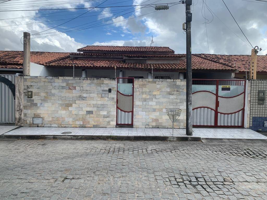 Casa à venda com 2 quartos, 200m² - Foto 1