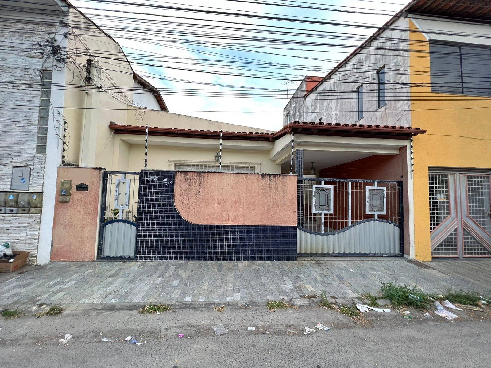 Casa à venda com 5 quartos, 200m² - Foto 1